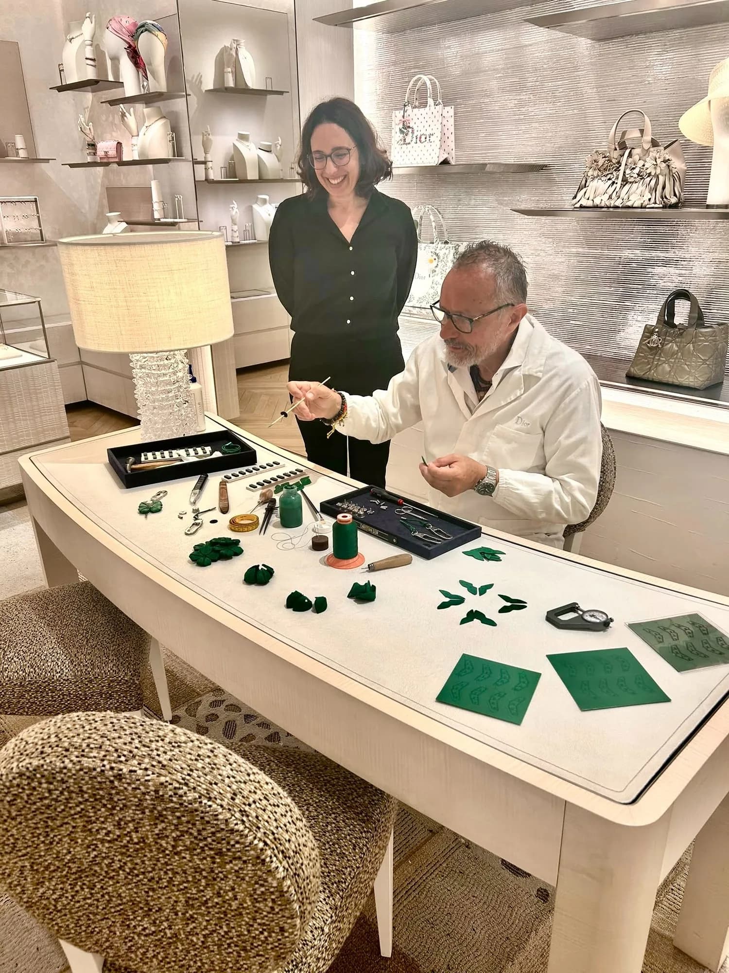 Interprétation en temps réel avec artisan Dior lors d'un atelier savoir-faire