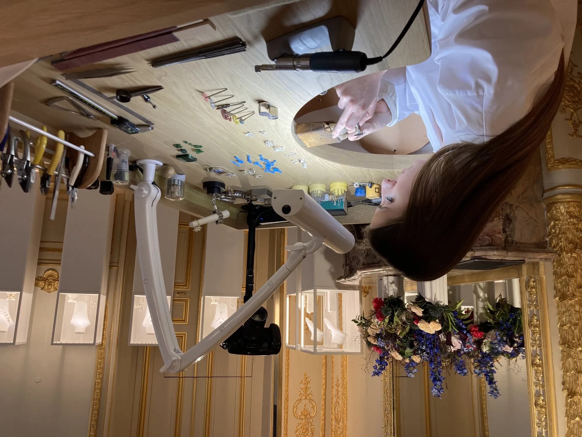 Accueil de clientèle VIP en showroom Dior avec interprétation de liaison trilingue