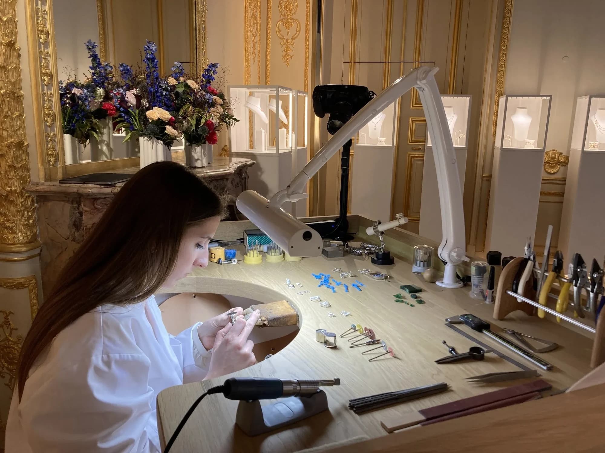 Accueil de clientèle VIP en showroom de joaillerie Dior avec interprétation trilingue