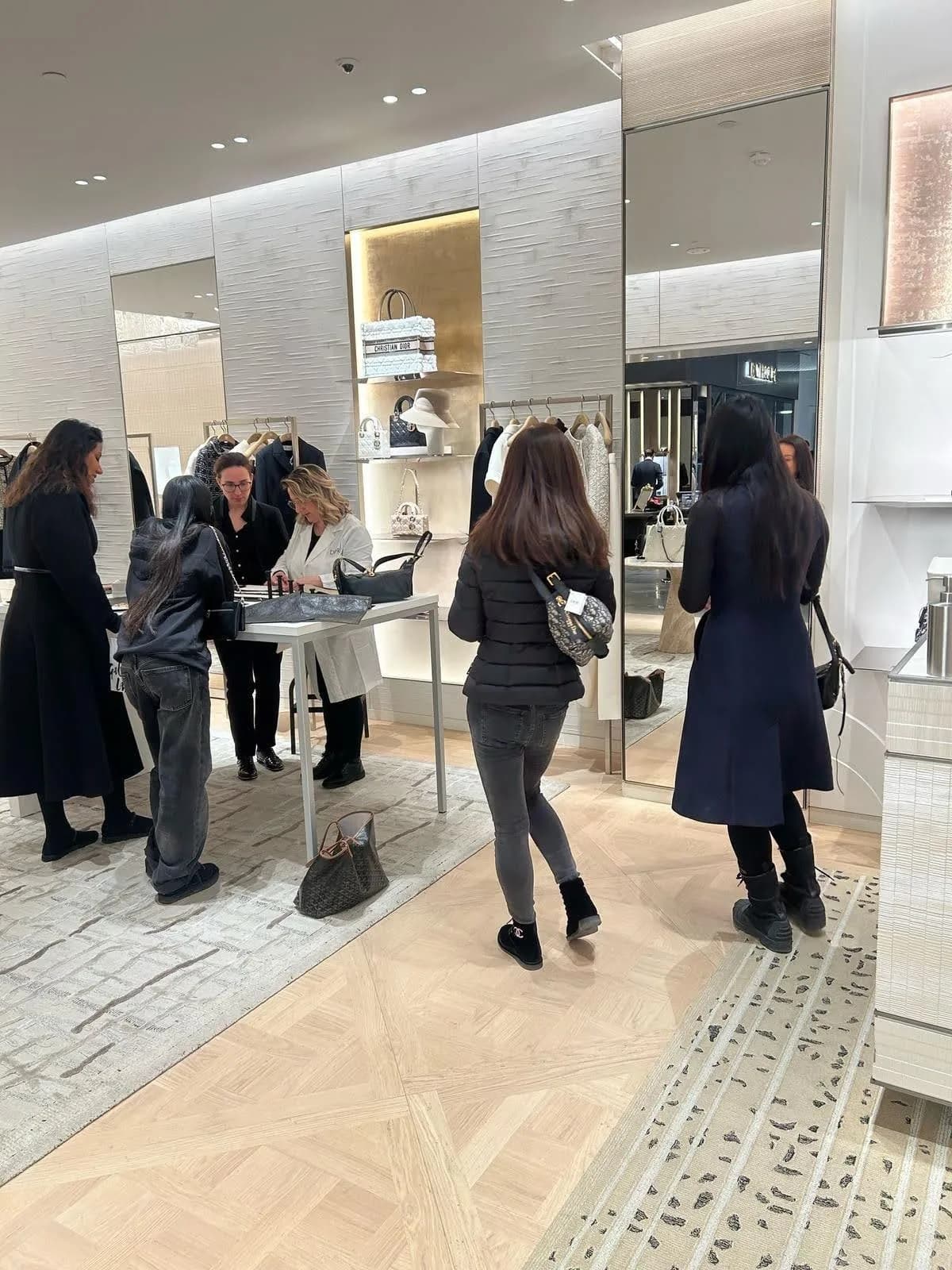 Interprétation en boutique Dior pendant un événement client de Fashion Week parisienne