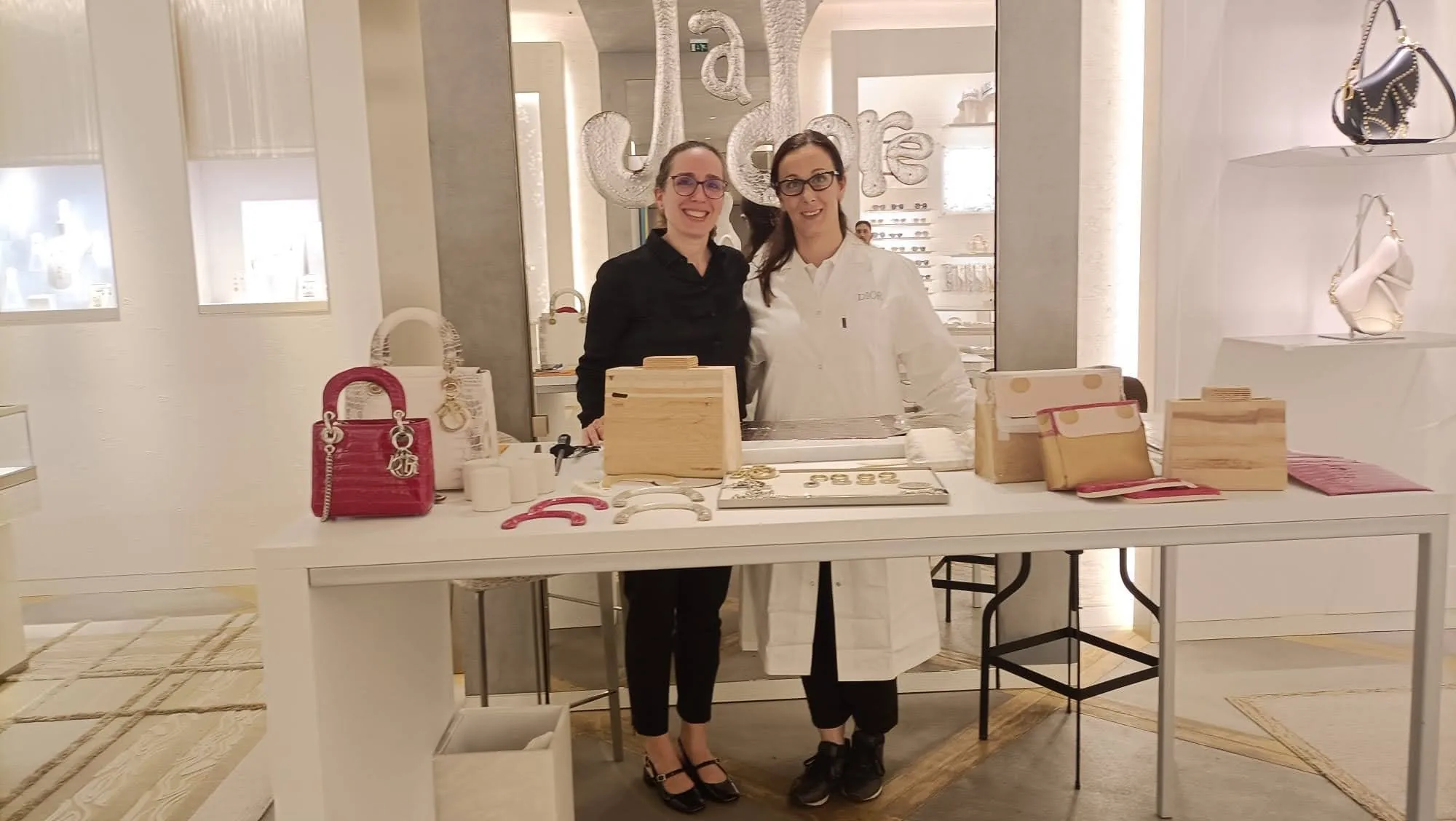 Interprétation en atelier maroquinerie Dior pour échanges clients en boutique internationale