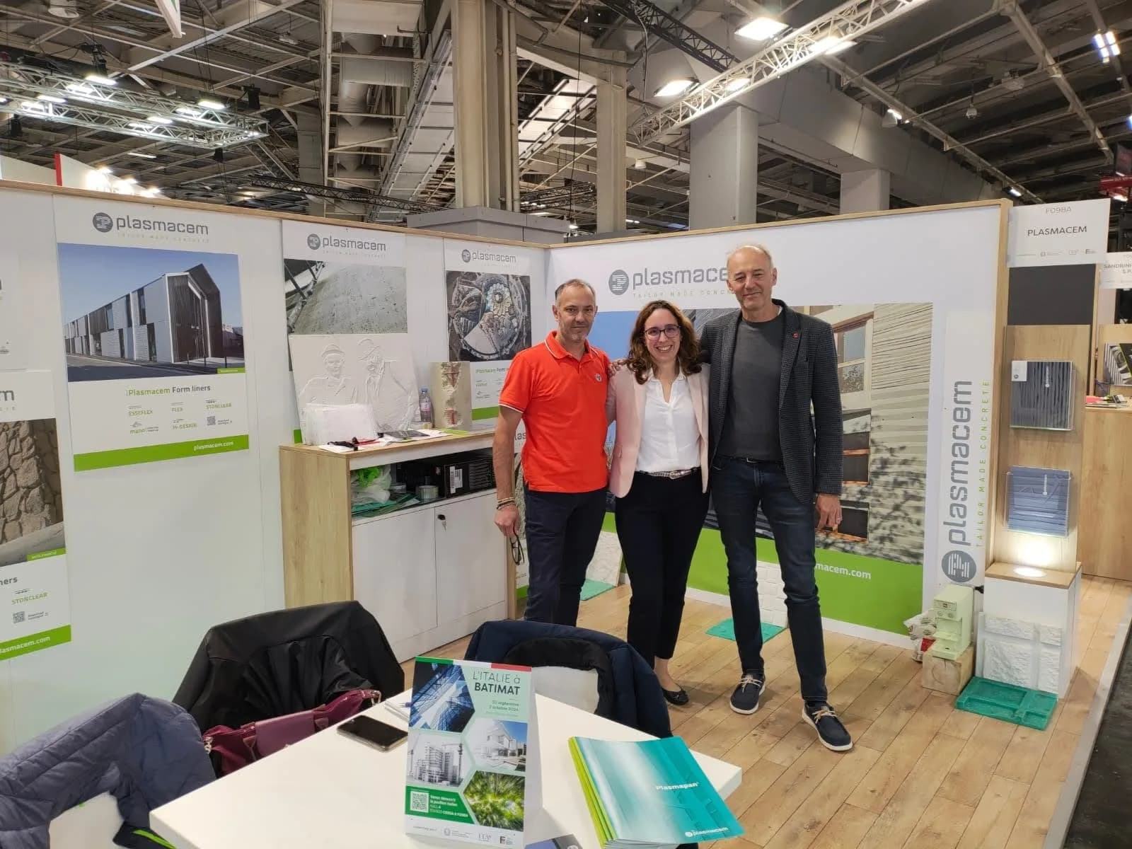 Interprétation sur le stand de l'industriel italien Plasmacem au salon Batimat, à Paris