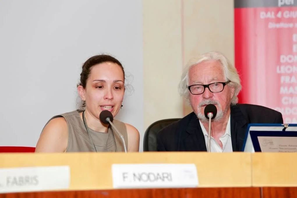 Interprétation lors d'une table ronde publique en Italie, aux côtés de l'intervenant au micro