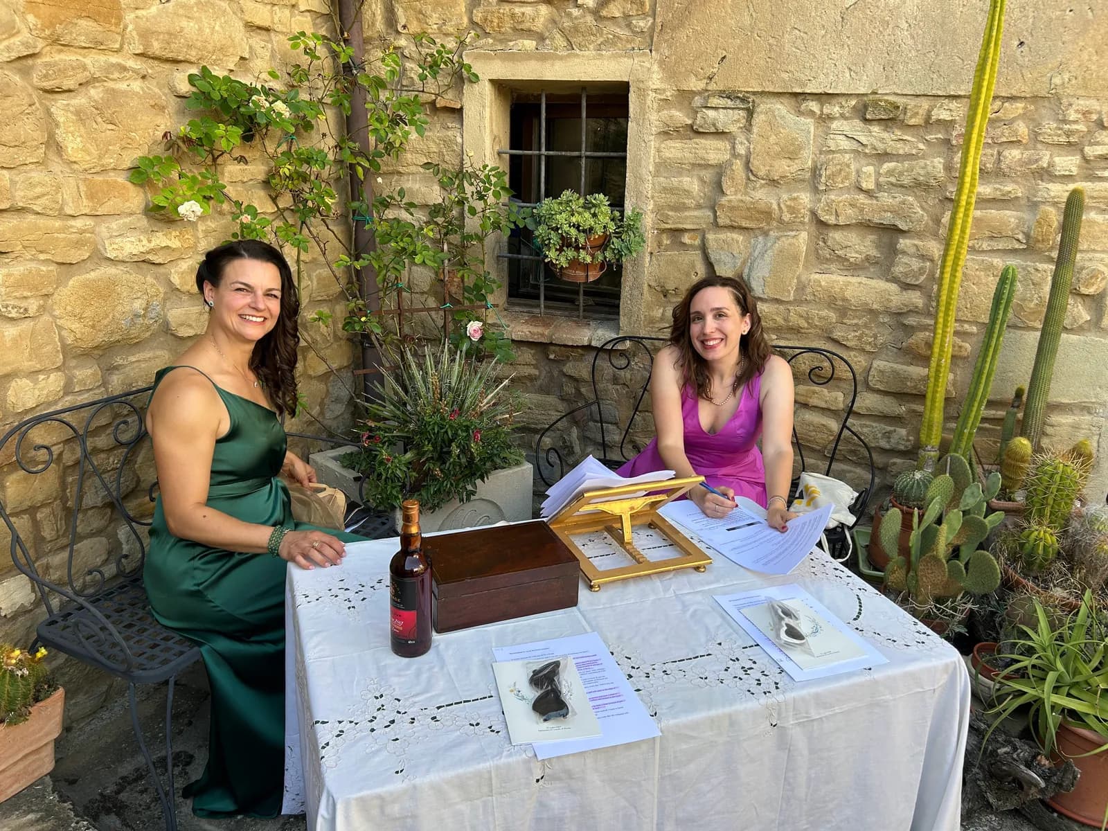 Deborah Boscarini relit et annote les documents d'une cérémonie de mariage en Italie, stylo à la main