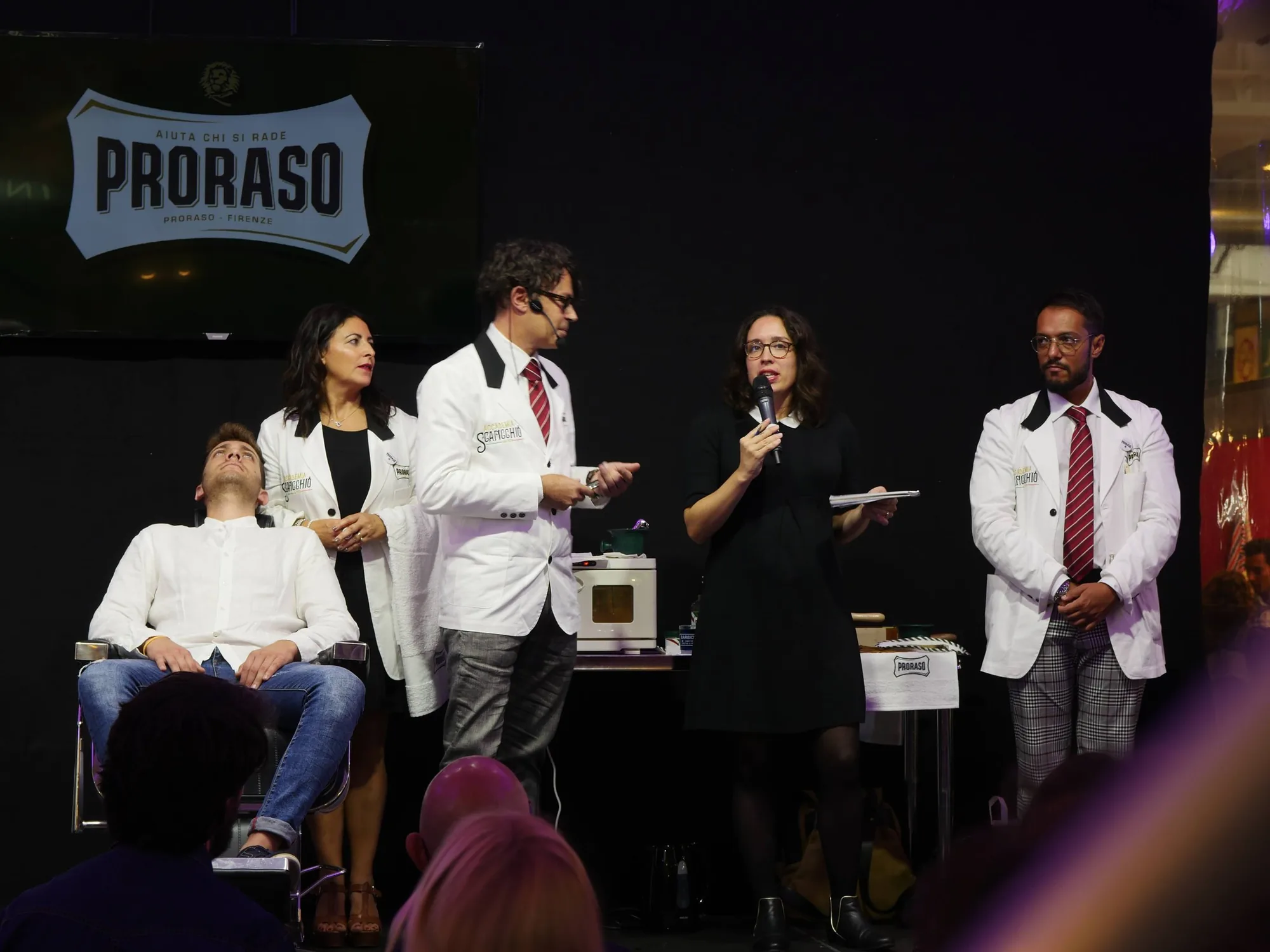 Deborah en interprétation pour événement Proraso de cosmétique italienne professionnelle